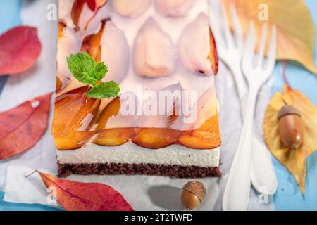 Torta dolce di spugna di prugna fatta di frutta fresca e gelatina. Torta di frutta vegana. Foto Stock