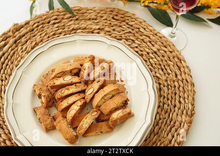 Primo piano dei cantuccini di mandorle italiani fatti in casa Foto Stock