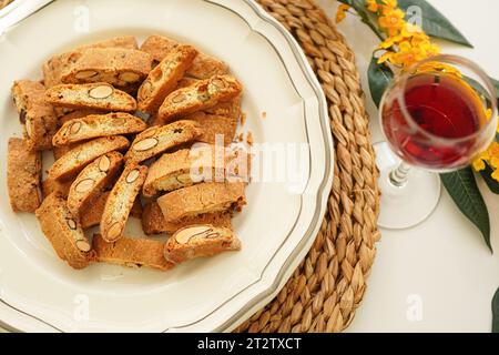 Primo piano dei cantuccini di mandorle italiani fatti in casa Foto Stock