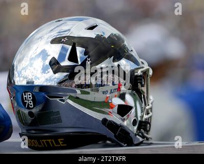 Annapolis, MD, USA. 21 ottobre 2023. Un casco Falcon della United States Air Force Academy prima di una partita di football NCAA tra la United States Naval Academy e la United States Air Force Academy al Navy-Marine Corp Memorial Stadium di Annapolis, Maryland. Justin Cooper/CSM/Alamy Live News Foto Stock