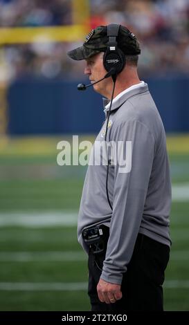 Annapolis, MD, USA. 21 ottobre 2023. L'allenatore capo dei Falcons dell'Air Force Troy Calhoun durante una partita di football NCAA tra la United States Naval Academy e la United States Air Force Academy al Navy-Marine Corp Memorial Stadium di Annapolis, Maryland. Justin Cooper/CSM/Alamy Live News Foto Stock