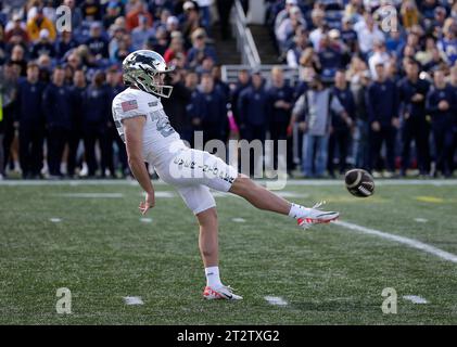 Annapolis, MD, USA. 21 ottobre 2023. Air Force Falcons P #95 Carson Bay punta via la palla durante una partita di football NCAA tra la United States Naval Academy e la United States Air Force Academy al Navy-Marine Corp Memorial Stadium di Annapolis, Maryland. Justin Cooper/CSM/Alamy Live News Foto Stock