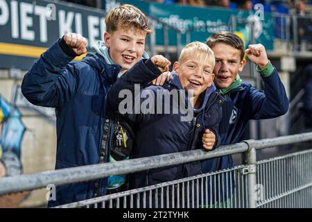 Waalwijk, Paesi Bassi. 21 ottobre 2023. WAALWIJK, PAESI BASSI - 21 OTTOBRE: Tifosi dell'RKC Waalwijk durante la partita olandese Eredivisie tra l'RKC Waalwijk e l'FC Volendam al Mandemakers Stadion il 21 ottobre 2023 a Waalwijk, Paesi Bassi. (Foto di Gabriel Calvino Alonso/Orange Pictures) credito: Orange Pics BV/Alamy Live News Foto Stock