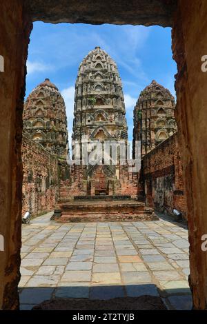 Tre Prangs visti attraverso una porta, il Tempio di Wat si Sawai, Sukhothai, Thailandia Foto Stock