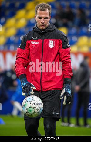 Waalwijk, Paesi Bassi. 21 ottobre 2023. WAALWIJK, PAESI BASSI - 21 OTTOBRE: Il portiere Jeroen Houwen dell'RKC Waalwijk durante la partita olandese Eredivisie tra l'RKC Waalwijk e l'FC Volendam al Mandemakers Stadion il 21 ottobre 2023 a Waalwijk, Paesi Bassi. (Foto di Gabriel Calvino Alonso/Orange Pictures) credito: Orange Pics BV/Alamy Live News Foto Stock