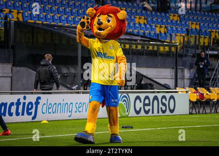 Waalwijk, Paesi Bassi. 21 ottobre 2023. WAALWIJK, PAESI BASSI - 21 OTTOBRE: Mascotte del RKC Waalwijk sventolata durante il match olandese Eredivisie tra RKC Waalwijk e FC Volendam al Mandemakers Stadion il 21 ottobre 2023 a Waalwijk, Paesi Bassi. (Foto di Gabriel Calvino Alonso/Orange Pictures) credito: Orange Pics BV/Alamy Live News Foto Stock