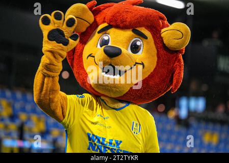 Waalwijk, Paesi Bassi. 21 ottobre 2023. WAALWIJK, PAESI BASSI - 21 OTTOBRE: Mascotte del RKC Waalwijk sventolata durante il match olandese Eredivisie tra RKC Waalwijk e FC Volendam al Mandemakers Stadion il 21 ottobre 2023 a Waalwijk, Paesi Bassi. (Foto di Gabriel Calvino Alonso/Orange Pictures) credito: Orange Pics BV/Alamy Live News Foto Stock