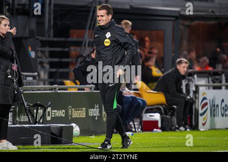 Waalwijk, Paesi Bassi. 21 ottobre 2023. WAALWIJK, PAESI BASSI - 21 OTTOBRE: Il quarto Robin Vereijken ufficiale durante la partita olandese Eredivisie tra RKC Waalwijk e FC Volendam al Mandemakers Stadion il 21 ottobre 2023 a Waalwijk, Paesi Bassi. (Foto di Gabriel Calvino Alonso/Orange Pictures) credito: Orange Pics BV/Alamy Live News Foto Stock