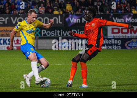 Waalwijk, Paesi Bassi. 21 ottobre 2023. WAALWIJK, PAESI BASSI - 21 OTTOBRE: Julian Lelieveld del RKC Waalwijk, Garang Kuol del Volendam durante il match olandese Eredivisie tra RKC Waalwijk e FC Volendam al Mandemakers Stadion il 21 ottobre 2023 a Waalwijk, Paesi Bassi. (Foto di Gabriel Calvino Alonso/Orange Pictures) credito: Orange Pics BV/Alamy Live News Foto Stock