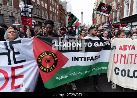 Londra, Regno Unito. 21 ottobre 2023. Decine di migliaia di sostenitori palestinesi marciano da Marble Arch a Whitehall chiedendo un cessate il fuoco e la fine del sostegno britannico all'assedio di Israele e alla guerra a Gaza. Organizzata da una coalizione che include la campagna di solidarietà della Palestina, Friends of al Aqsa, Stop the War Coalition e Muslim Association of Britain, la protesta arriva quando Israele interrompe cibo, acqua ed elettricità a seguito di un attacco contro Israele da parte di militanti di Hamas dal territorio. Crediti: Ron Fassbender/Alamy Live News Foto Stock