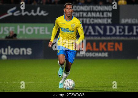 Waalwijk, Paesi Bassi. 21 ottobre 2023. WAALWIJK, PAESI BASSI - 21 OTTOBRE: Jurien Gaari del RKC Waalwijk dribbling durante il match olandese Eredivisie tra RKC Waalwijk e FC Volendam al Mandemakers Stadion il 21 ottobre 2023 a Waalwijk, Paesi Bassi. (Foto di Gabriel Calvino Alonso/Orange Pictures) credito: Orange Pics BV/Alamy Live News Foto Stock