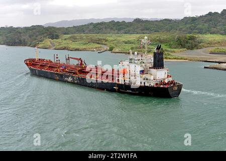 Lo "Spirit" della cisterna per prodotti chimici/petroliferi entra nel sistema del Canale di Panama dal lago Gatun. Vola sulla bandiera del Vietnam. Foto Stock