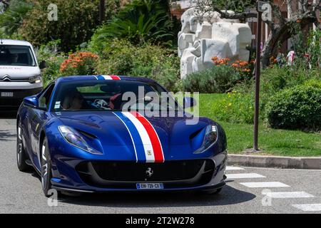 Blue Ferrari 812 Superfast guida su strada Foto Stock