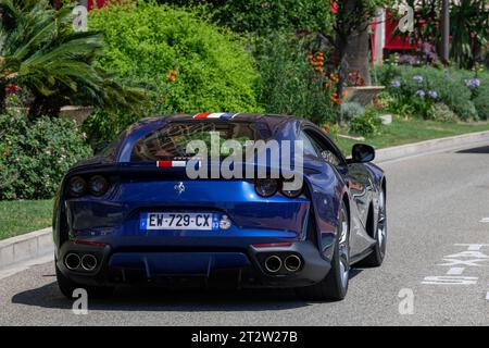 Blue Ferrari 812 Superfast guida su strada Foto Stock