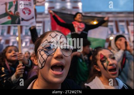 Madrid, Spagna. 21 ottobre 2023. La gente urla durante una manifestazione a sostegno della Palestina. La comunità palestinese di Madrid è scesa in strada per dimostrare il proprio sostegno al popolo palestinese e per protestare contro gli attacchi israeliani alla Striscia di Gaza. Crediti: Marcos del Mazo/Alamy Live News Foto Stock