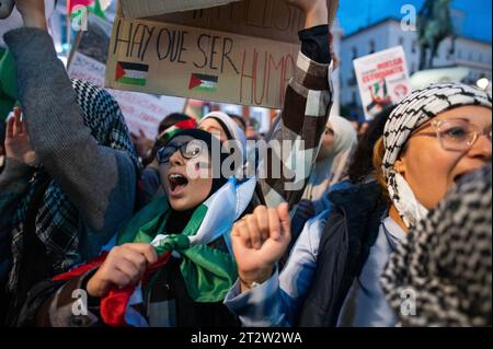 Madrid, Spagna. 21 ottobre 2023. La gente urla durante una manifestazione a sostegno della Palestina. La comunità palestinese di Madrid è scesa in strada per dimostrare il proprio sostegno al popolo palestinese e per protestare contro gli attacchi israeliani alla Striscia di Gaza. Crediti: Marcos del Mazo/Alamy Live News Foto Stock