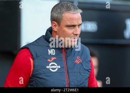 Swansea, Regno Unito. 21 ottobre 2023. Michael Duff Manager di Swansea City durante la partita del campionato Sky Bet Swansea City vs Leicester City al Swansea.com Stadium, Swansea, Regno Unito, 21 ottobre 2023 (foto di Craig Anthony/News Images) a Swansea, Regno Unito il 21/10/2023. (Foto di Craig Anthony/News Images/Sipa USA) credito: SIPA USA/Alamy Live News Foto Stock