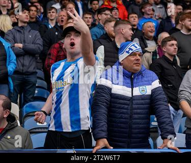 I tifosi di Huddersfield Town tifosi al loro fianco durante la partita del campionato Sky Bet Huddersfield Town vs Queens Park Rangers al John Smith's Stadium, Huddersfield, Regno Unito, 21 ottobre 2023 (foto di Steve Flynn/News Images) Foto Stock