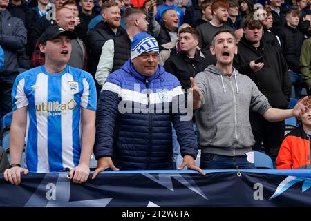 I tifosi di Huddersfield Town tifosi al loro fianco durante la partita del campionato Sky Bet Huddersfield Town vs Queens Park Rangers al John Smith's Stadium, Huddersfield, Regno Unito, 21 ottobre 2023 (foto di Steve Flynn/News Images) Foto Stock