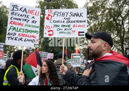 Il 21 ottobre 2023 circa 100.000 persone hanno marciato attraverso il centro di Londra a sostegno della Palestina e chiedendo la fine dei bombardamenti di Gaza. Foto Stock