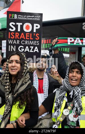 Il 21 ottobre 2023 circa 100.000 persone hanno marciato attraverso il centro di Londra a sostegno della Palestina e chiedendo la fine dei bombardamenti di Gaza. Foto Stock