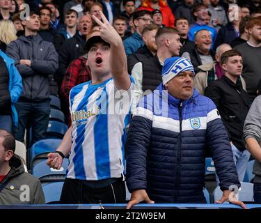 Huddersfield, Regno Unito. 31 agosto 2023. I tifosi di Huddersfield Town tifosi al loro fianco durante la partita del campionato Sky Bet Huddersfield Town vs Queens Park Rangers al John Smith's Stadium, Huddersfield, Regno Unito, 21 ottobre 2023 (foto di Steve Flynn/News Images) a Huddersfield, Regno Unito il 31/8/2023. (Foto di Steve Flynn/News Images/Sipa USA) credito: SIPA USA/Alamy Live News Foto Stock