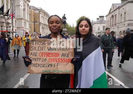 Centro di Londra, Regno Unito. 21 ottobre 2023. Circa centomila persone si radunarono a Park Lane nel centro di Londra, prima di marciare verso Whitehall. È stata la marcia più grande dai tempi di Covid 19 e dei blocchi. La marcia è stata pacifica, instabile la fine quando sono stati fatti alcuni arresti. Crediti: Natasha Quarmby/Alamy Live News Foto Stock