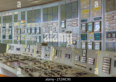 Una sala di controllo in una centrale nucleare con una varietà di dispositivi elettronici e una scheda di controllo Foto Stock