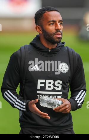 Swansea, Regno Unito. 21 ottobre 2023. Ricardo Pereira di Leicester City arriva prima del calcio d'inizio durante la partita del campionato Sky Bet Swansea City vs Leicester City al Swansea.com Stadium, Swansea, Regno Unito, 21 ottobre 2023 (foto di Craig Anthony/News Images) a Swansea, Regno Unito il 21/10/2023. (Foto di Craig Anthony/News Images/Sipa USA) credito: SIPA USA/Alamy Live News Foto Stock