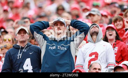 Columbus, Stati Uniti. 21 ottobre 2023. I tifosi dei Penn State Nittany Lions reagirono a una giocata durante il quarto periodo contro gli Ohio State Buckeyes a Columbus, Ohio, sabato 21 ottobre 2023. Foto di Aaron Josefczyk/UPI Credit: UPI/Alamy Live News Foto Stock