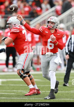 Columbus, Stati Uniti. 21 ottobre 2023. Il quarterback degli Ohio State Buckeyes Kyle McCord (6) lanciò un passaggio contro i Penn State Nittany Lions nel quarto periodo a Columbus, Ohio, sabato 21 ottobre 2023. Foto di Aaron Josefczyk/UPI Credit: UPI/Alamy Live News Foto Stock