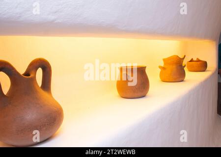 Pentole di argilla sullo scaffale in cucina. Ceramiche, Lanzarote, Isole Canarie, Spagna Foto Stock