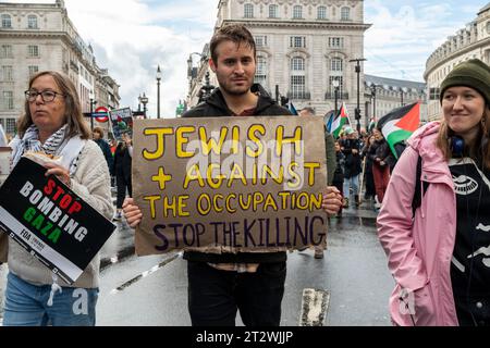 Giovane ebreo con un cartello 'ebreo e contro l'occupazione. Ferma l'uccisione. Marcia contro la guerra di Gaza di Israele, Londra Regno Unito. Ottobre 2023 Foto Stock