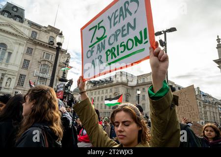 Manifestazione contro la guerra di Gaza di Israele. Una giovane donna ha un cartello "75 anni di prigione all'aperto". Londra. Foto Stock