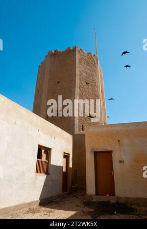 Aziger Tower nel piccolo borgo di Mirbat nel sud dell'Oman Foto Stock