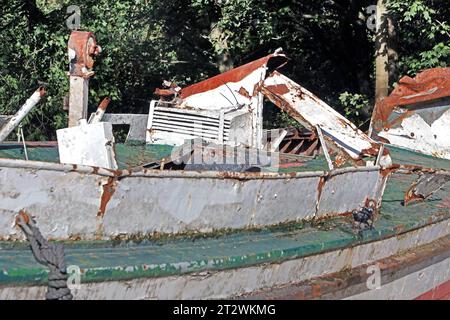 Erinnerung an die Flutkatastrophe 2021 Das erste Motorschiff Moornixe, das auf dem Namen Baldeney im Jahre 1933 getauft wurde und auf dem gleichnamigen Essener vedere Ausflugsschiff unterwegs War, trug zeitweilig den Namen Nixe und War eine Zeit lang in Ostfriesland. Nachdem das Schiff beim Hochwasser AM 15. Juli 2021 gesunken War, steht es heute kurz nach der Ankunft weitgehend unbeachtet und in einem völlig zerstörten Zustand nahe dem Spillenburger Wehr neben der Ruhr. Essen Nordrhein-Westfalen Deutschland Westfalenstraße *** ricordo del disastro delle inondazioni nel 2021 la prima motonave Mo Foto Stock