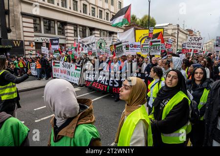 Manifestazione nazionale contro la guerra di Gaza di Israele con bandierina principale, molti manifestanti e John McDonnell. Londra. Regno Unito ottobre 2023. Foto Stock