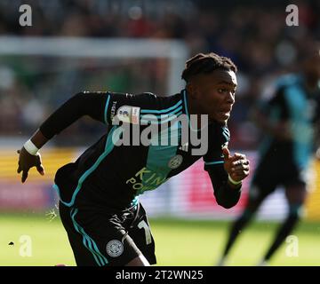 Swansea, Regno Unito. 21 ottobre 2023. Abdul Fatawu di Leicester City in azione. Partita di campionato EFL Skybet, Swansea City contro Leicester City presso lo Stadio Swansea.com di Swansea, Galles, sabato 21 ottobre 2023. Questa immagine può essere utilizzata solo per scopi editoriali. Solo per uso editoriale, foto di Andrew Orchard/Andrew Orchard fotografia sportiva/Alamy Live news credito: Andrew Orchard fotografia sportiva/Alamy Live News Foto Stock