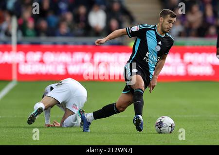 Swansea, Regno Unito. 21 ottobre 2023. Harry Winks di Leicester City in azione. Partita di campionato EFL Skybet, Swansea City contro Leicester City presso lo Stadio Swansea.com di Swansea, Galles, sabato 21 ottobre 2023. Questa immagine può essere utilizzata solo per scopi editoriali. Solo per uso editoriale, foto di Andrew Orchard/Andrew Orchard fotografia sportiva/Alamy Live news credito: Andrew Orchard fotografia sportiva/Alamy Live News Foto Stock