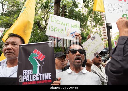 BANGKOK, Thailandia. 21 ottobre 2023. I manifestanti e le loro famiglie si sono riuniti di fronte all'ambasciata di Israele a Bangkok, in Thailandia, per condannare simbolicamente l'attacco israeliano ai palestinesi, che ha causato ferite. E molte morti, il 21 ottobre 2023. (Immagine di credito: © Teera Noisakran/Pacific Press via ZUMA Press Wire) SOLO USO EDITORIALE! Non per USO commerciale! Foto Stock