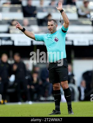 Newcastle sabato 21 ottobre 2023. L'arbitro Tim Robinson durante la partita di Premier League tra Newcastle United e Crystal Palace a St.. James's Park, Newcastle sabato 21 ottobre 2023. (Foto: Mark Fletcher | mi News) crediti: MI News & Sport /Alamy Live News Foto Stock