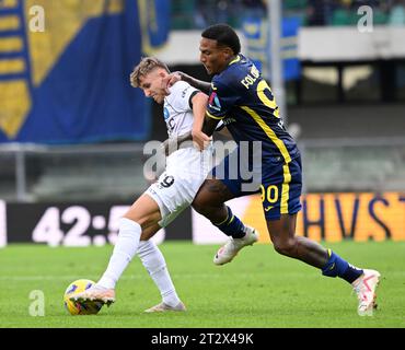 Verona, Italia. 21 ottobre 2023. Jesper Lindstrom (L) del Napoli si allea con Michael Folorunsho (R) di Hellas Verona durante una partita di calcio di serie A tra Hellas Verona e Napoli a Verona, Italia, 21 ottobre 2023. Credito: Alberto Lingria/Xinhua/Alamy Live News Foto Stock