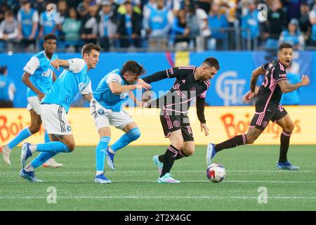 Charlotte, North Carolina, USA. 21 ottobre 2023. L'attaccante dell'Inter Miami LIONEL MESSI (10) ottiene la sua maglia tirata da un giocatore di Charlotte durante la partita contro Charlotte FC. (Immagine di credito: © Josh Brown/ZUMA Press Wire) SOLO USO EDITORIALE! Non per USO commerciale! Crediti: ZUMA Press, Inc./Alamy Live News Foto Stock