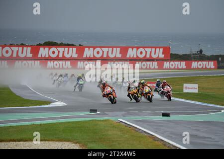 MELBOURNE, AUSTRALIA. 22 ottobre 2023. Guru di Gryfyn Gran Premio motociclistico australiano d'Australia. Alonso Lopez, spagnolo, il team CAG Speedup guida il gruppo tra gli spray nella curva 4 del circuito di Phillip Island durante il giro di apertura della gara di Moto 2 sul MotoGP australiano. Foto: Karl Phillipson/Alamy Live News Foto Stock