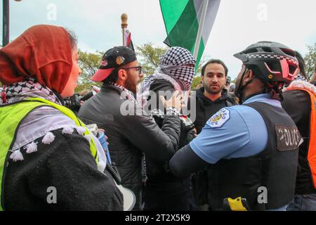 Due persone si scontrano all'inizio del raduno e marcia a sostegno dei palestinesi che si è tenuto nel Loop di Chicago il 21 ottobre 2023. È stata la quarta protesta di Chicago in due settimane a sostegno della causa palestinese e a radunarsi contro l'azione militare israeliana a Gaza. (Foto di: Alexandra Buxbaum/Sipa USA) credito: SIPA USA/Alamy Live News Foto Stock