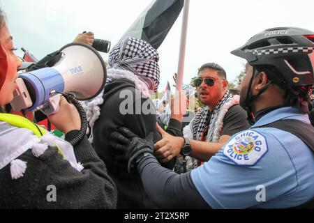 Due persone si scontrano all'inizio del raduno e marcia a sostegno dei palestinesi che si è tenuto nel Loop di Chicago il 21 ottobre 2023. È stata la quarta protesta di Chicago in due settimane a sostegno della causa palestinese e a radunarsi contro l'azione militare israeliana a Gaza. (Foto di: Alexandra Buxbaum/Sipa USA) credito: SIPA USA/Alamy Live News Foto Stock