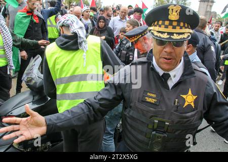 Due persone si scontrano all'inizio del raduno e marcia a sostegno dei palestinesi che si è tenuto nel Loop di Chicago il 21 ottobre 2023. È stata la quarta protesta di Chicago in due settimane a sostegno della causa palestinese e a radunarsi contro l'azione militare israeliana a Gaza. (Foto di: Alexandra Buxbaum/Sipa USA) credito: SIPA USA/Alamy Live News Foto Stock