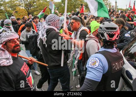 Due persone si scontrano all'inizio del raduno e marcia a sostegno dei palestinesi che si è tenuto nel Loop di Chicago il 21 ottobre 2023. È stata la quarta protesta di Chicago in due settimane a sostegno della causa palestinese e a radunarsi contro l'azione militare israeliana a Gaza. (Foto di: Alexandra Buxbaum/Sipa USA) credito: SIPA USA/Alamy Live News Foto Stock