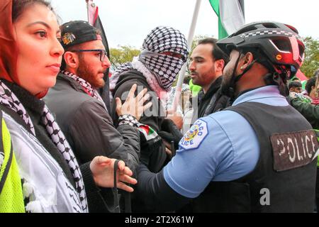 Due persone si scontrano all'inizio del raduno e marcia a sostegno dei palestinesi che si è tenuto nel Loop di Chicago il 21 ottobre 2023. È stata la quarta protesta di Chicago in due settimane a sostegno della causa palestinese e a radunarsi contro l'azione militare israeliana a Gaza. (Foto di: Alexandra Buxbaum/Sipa USA) credito: SIPA USA/Alamy Live News Foto Stock