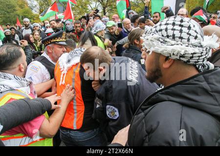 Due persone si scontrano all'inizio del raduno e marcia a sostegno dei palestinesi che si è tenuto nel Loop di Chicago il 21 ottobre 2023. È stata la quarta protesta di Chicago in due settimane a sostegno della causa palestinese e a radunarsi contro l'azione militare israeliana a Gaza. (Foto di: Alexandra Buxbaum/Sipa USA) credito: SIPA USA/Alamy Live News Foto Stock